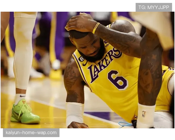 老将詹姆斯多次关键判罚受益 走步与暂停争议引发规则讨论